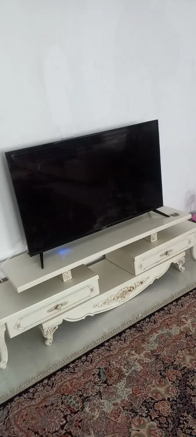 فروش تلویزیون صفحه شکسته با میز تلویزیون.|تلویزیون و پروژکتور|رباطکریم, رباطکریم|دیوار