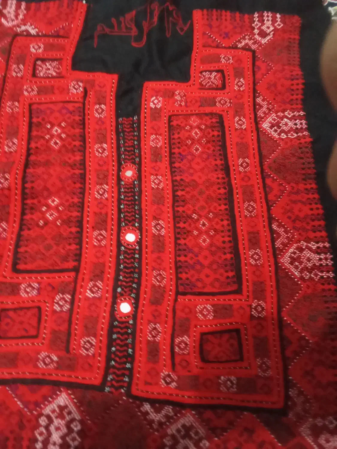 زنچگ چوکی تمام چوک|لباس|سرخه, |دیوار