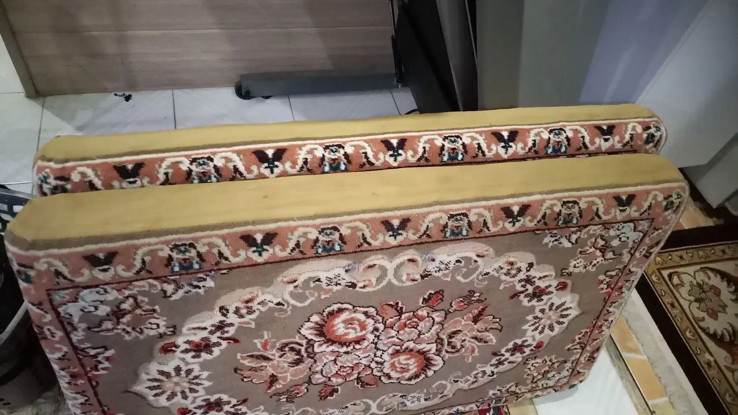 یک جفت پشتی|پشتی|آبیک, |دیوار