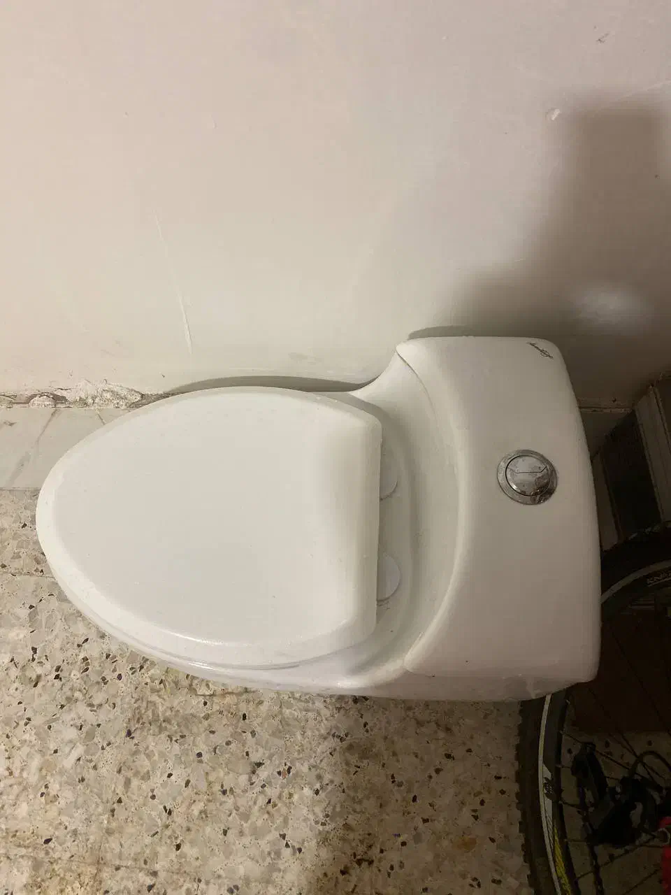 توالت فرنگی.|لوازم سرویس بهداشتی|رشت, شهرک صبا|دیوار