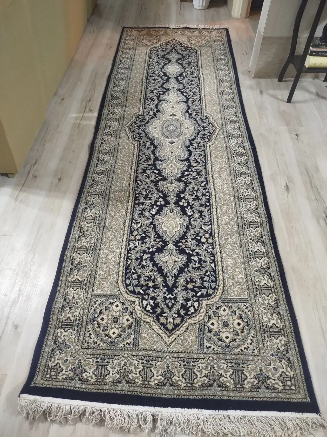 یک تخته قالی کناره ستاره کویر در ابعاد  در سه متر|فرش|کرمان, |دیوار