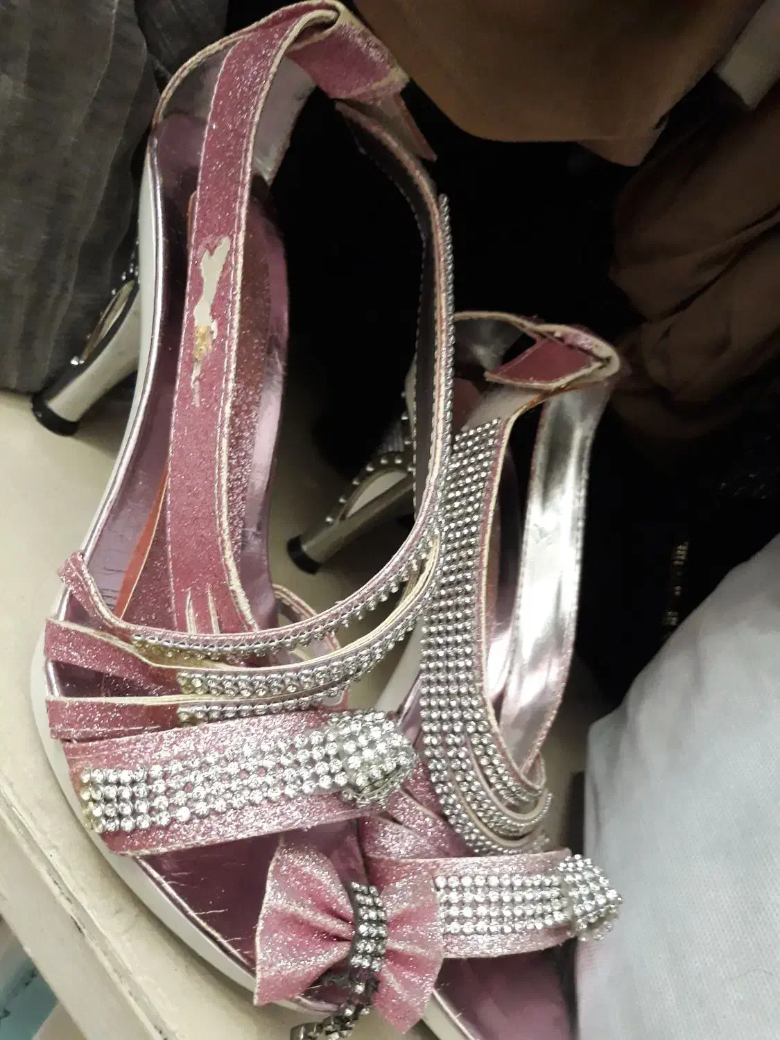 کفش مجلسی|کیف، کفش، کمربند|کرج, ساسانی (قلمستان)|دیوار