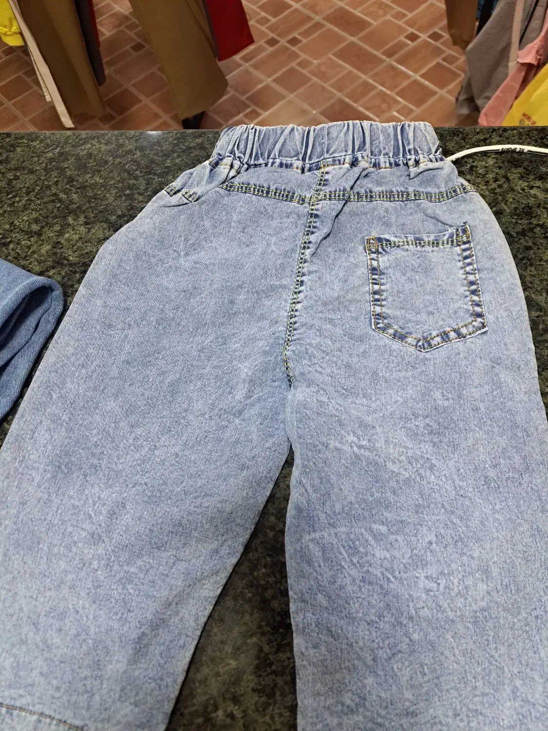 شلوارک|لباس|مشهد, کارگران|دیوار