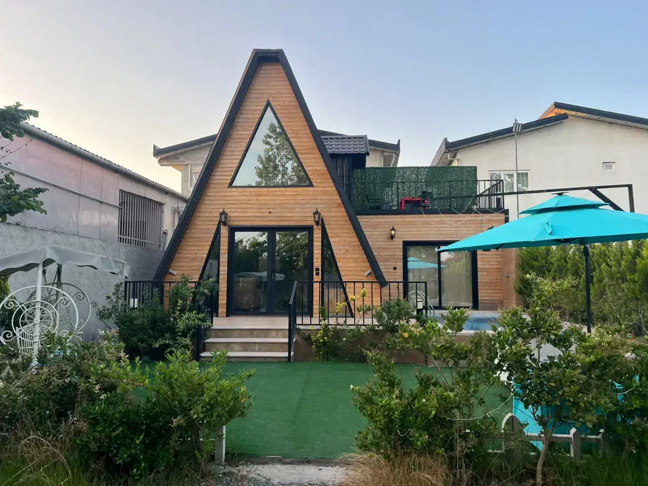 کلبه چوبی با استخر اب گرم|اجارهٔ کوتاه‌مدت ویلا و باغ|گلوگاه بابل (گلیا), |دیوار