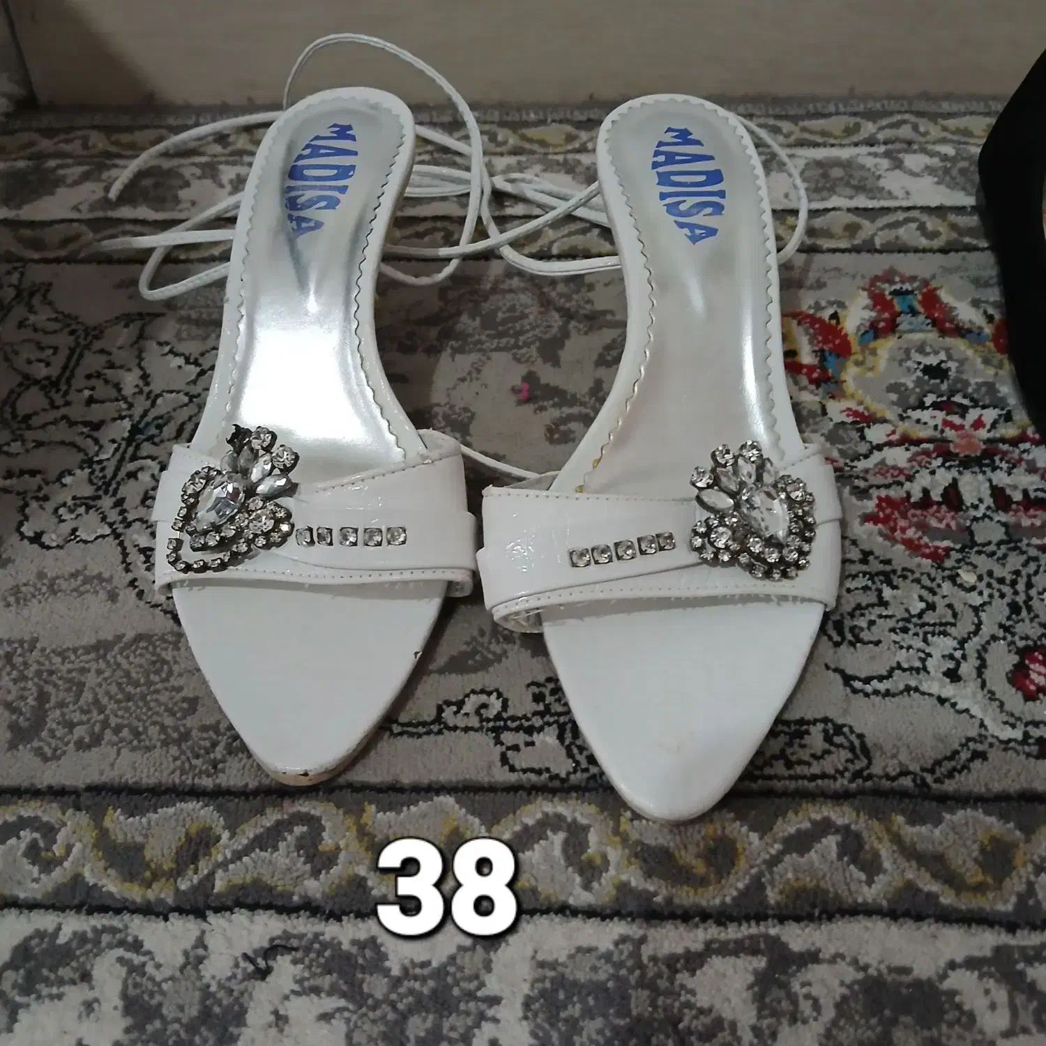 تعدادی کفش|کیف، کفش، کمربند|بومهن, |دیوار