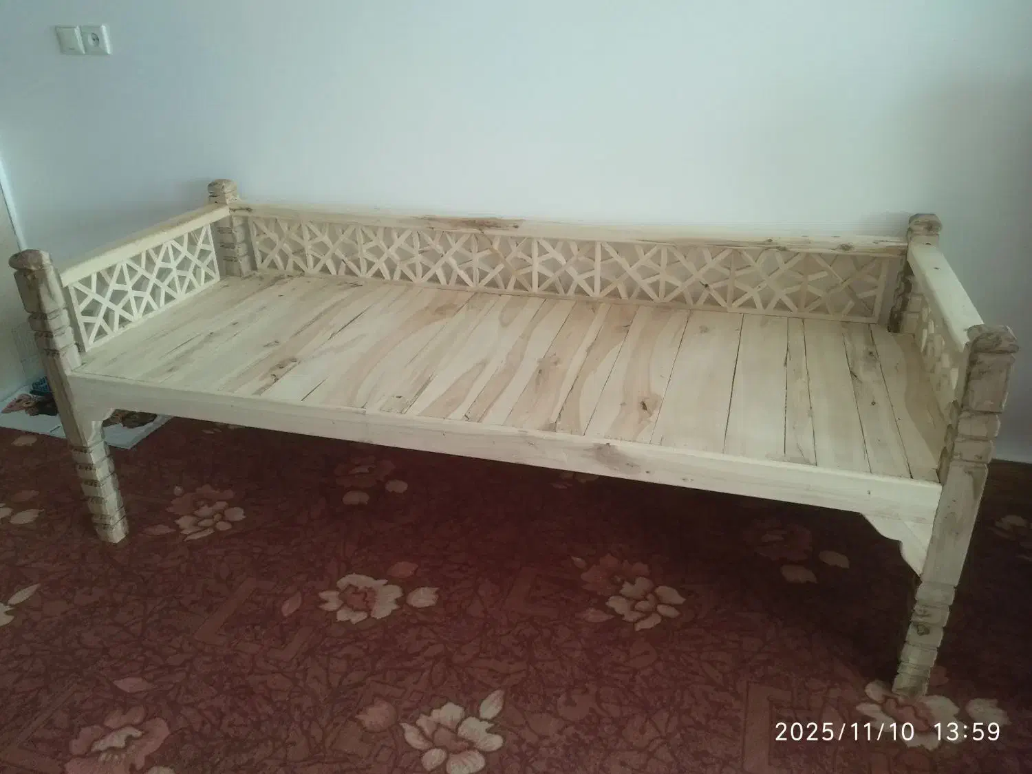 تخت چوبی|مبلمان خانگی و میز عسلی|کاشان, درب اصفهان|دیوار