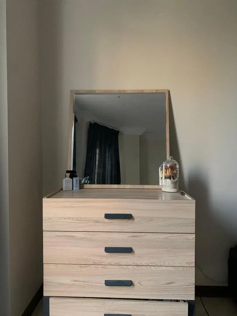 تختخواب دو نفره آپادانا،میز آرایش، دو عدد پاتختی|تخت و سرویس خواب|کرج, عظیمیه|دیوار