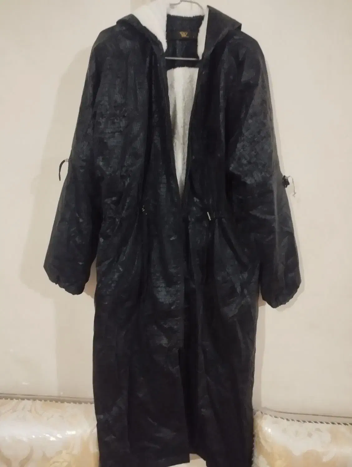 چند عدد پالتو و کاپشن|لباس|خوی, |دیوار