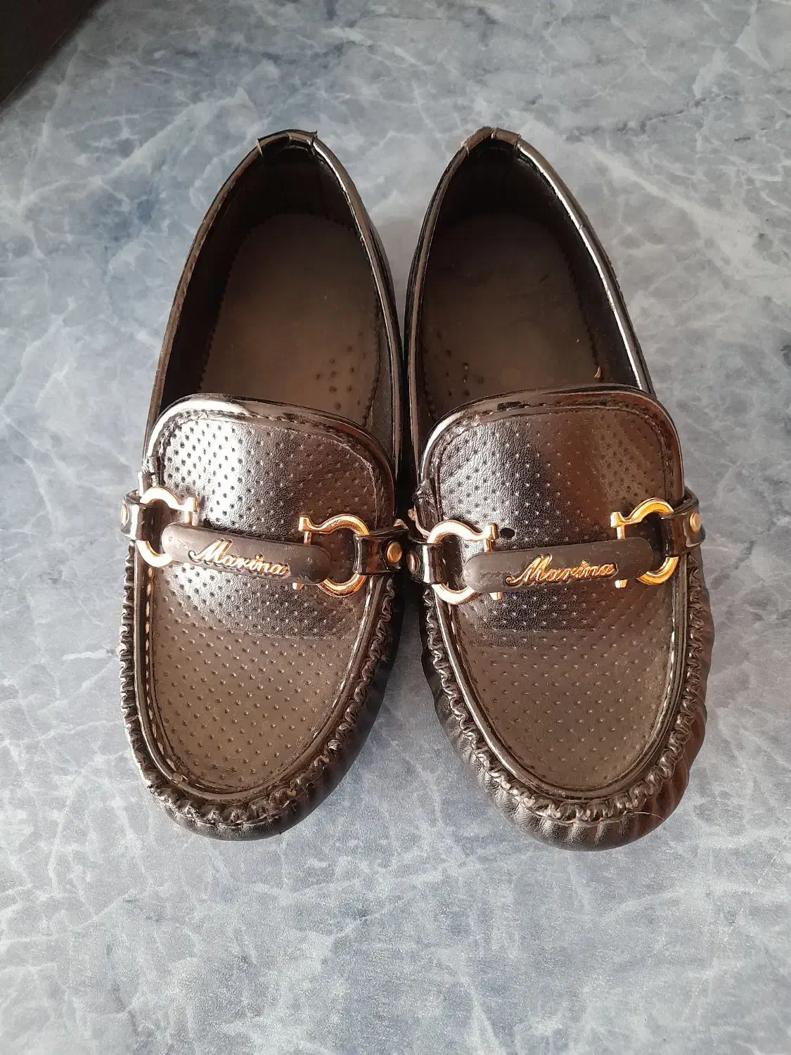 کفش|کفش و لباس بچه|میانه, |دیوار