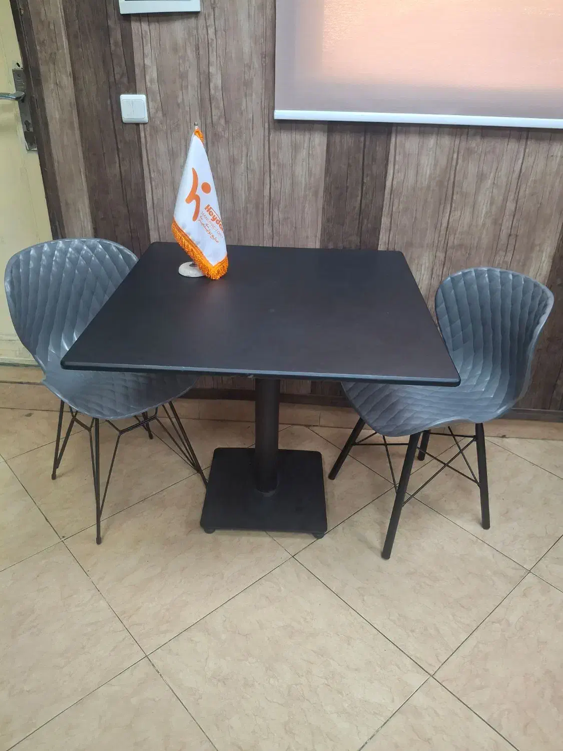 الماسی|میز و صندلی غذاخوری|قم, نیروگاه|دیوار