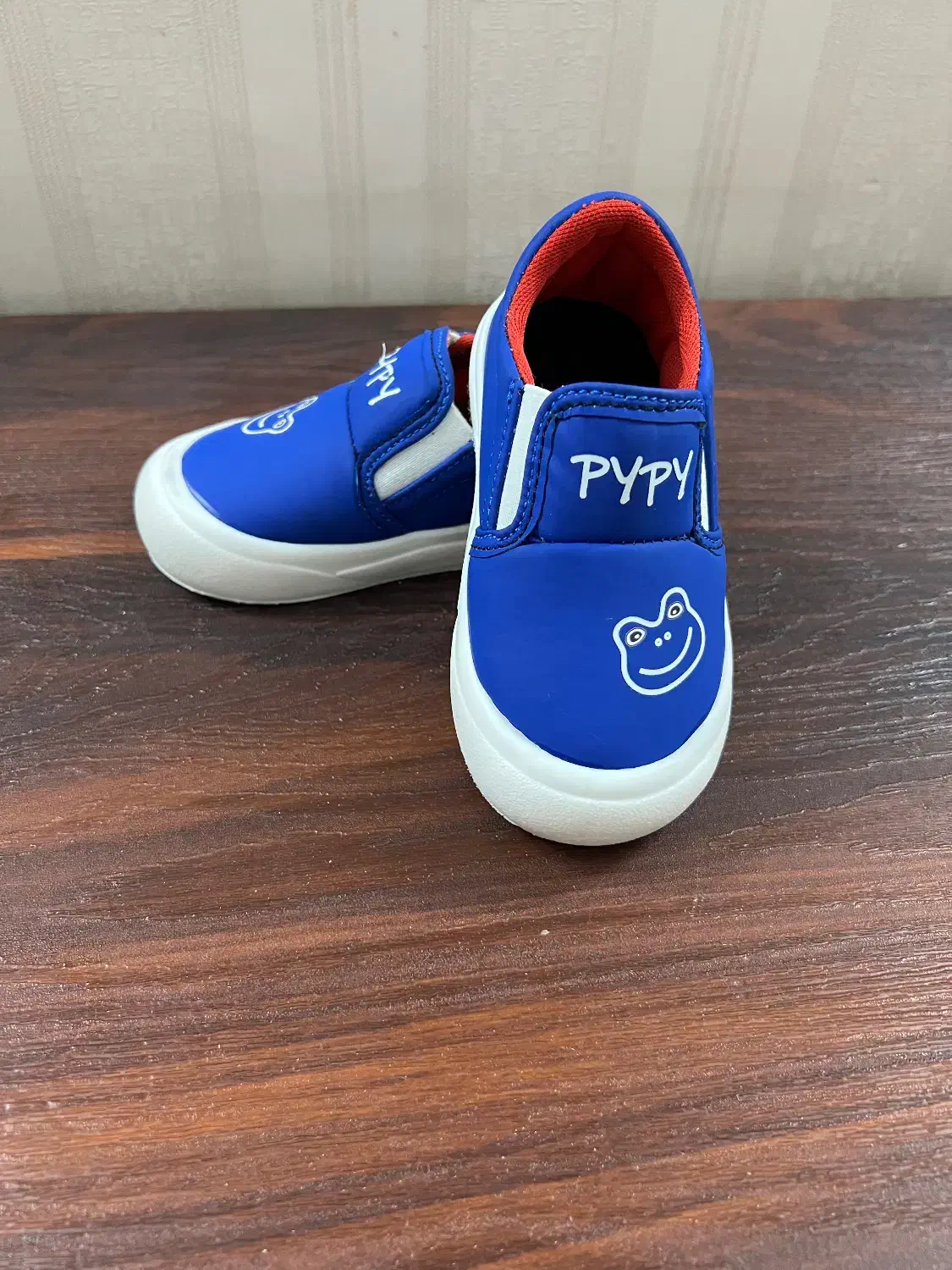 کفش بچگانه نو‌|کفش و لباس بچه|ری, جوانمرد قصاب|دیوار