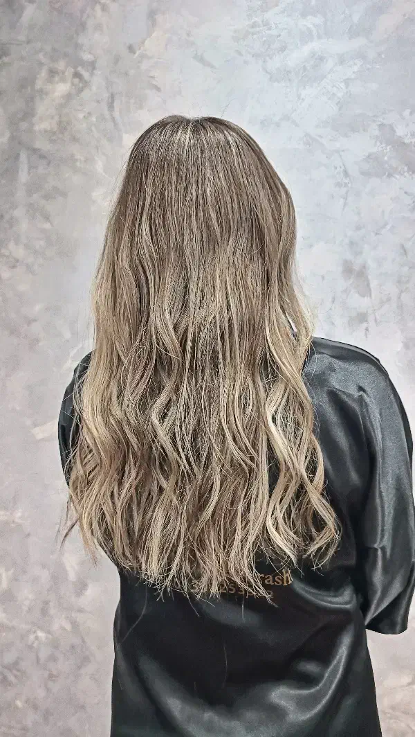 چند مدل رنگ و لایت و احیا و صافی نیازمندم|خدمات آرایشگری و زیبایی|رشت, معلم|دیوار