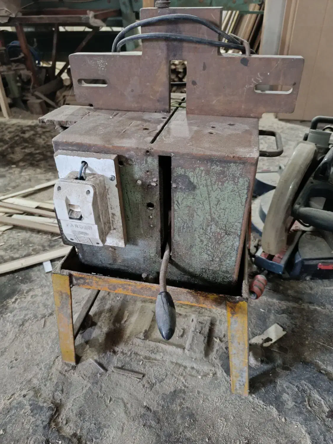 فارسی بر رونیکس و فارسی بر صندوقی|ابزارآلات|گنبد کاووس, |دیوار