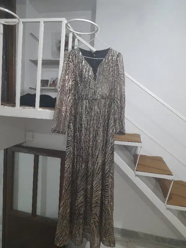 پیراهن زنانه|لباس|رشت, آب و برق|دیوار