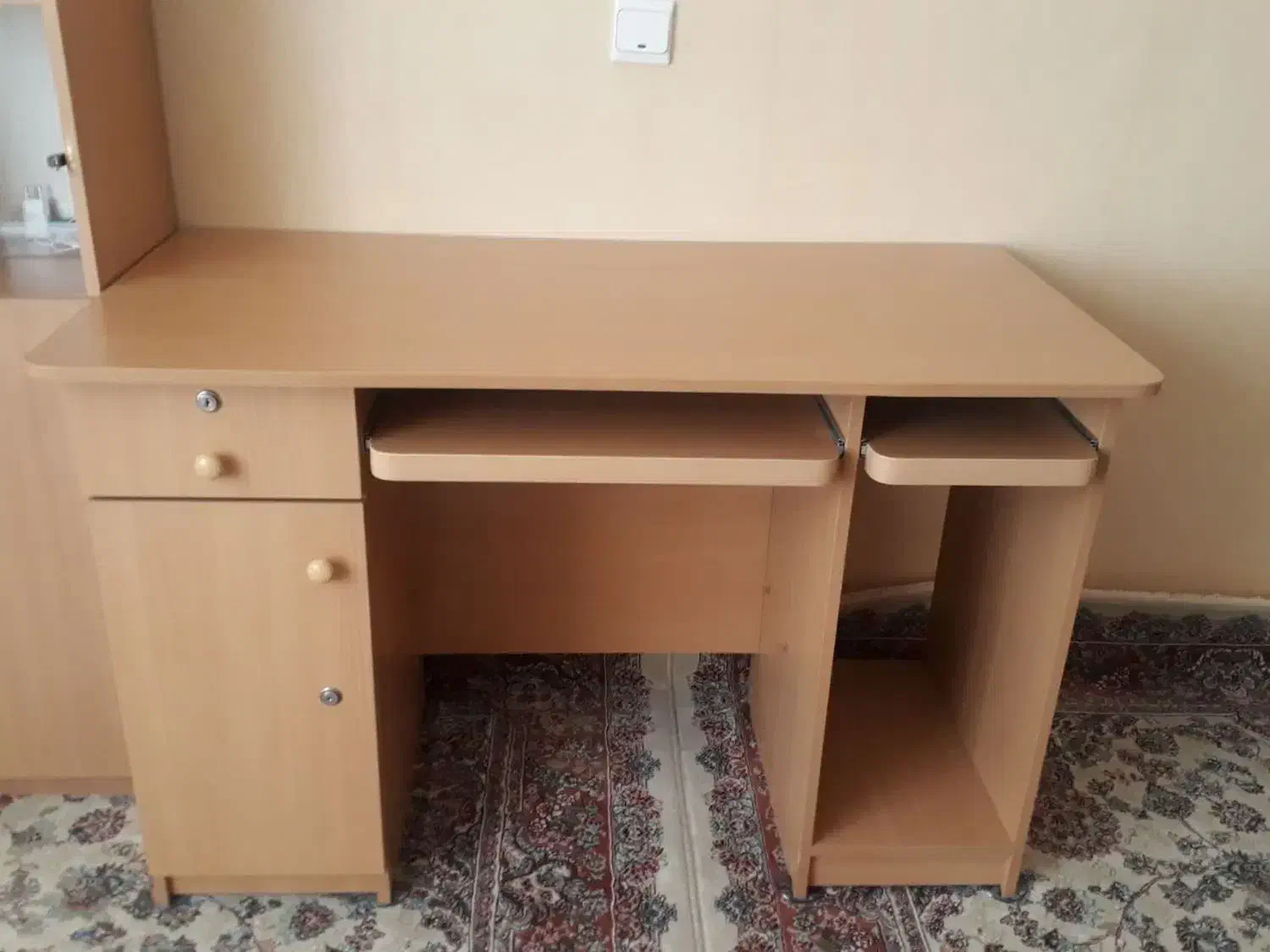 میز کامپیوتر و صندلی چرخ دار گردان|میز تحریر و کامپیوتر|تبریز, |دیوار