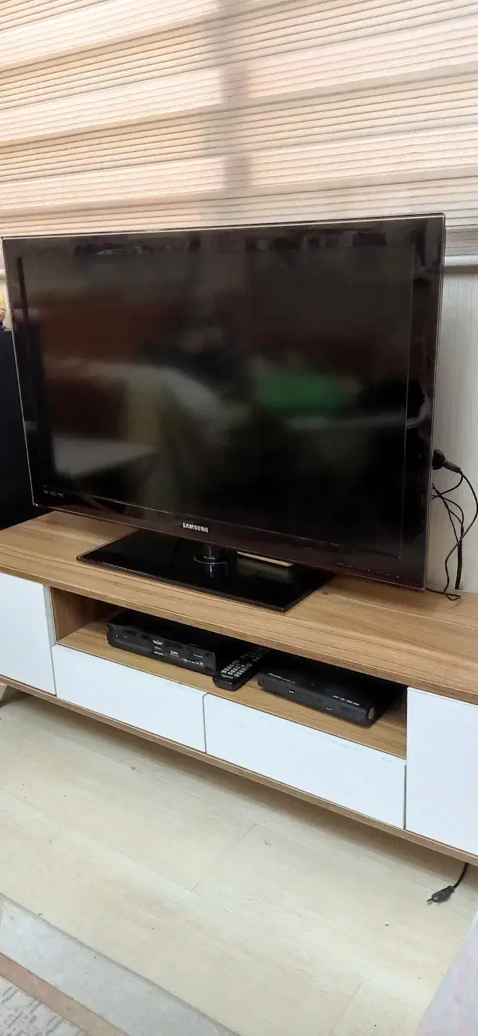 تلویزیون و میز تلویزیون|تلویزیون و پروژکتور|تهران, هروی|دیوار