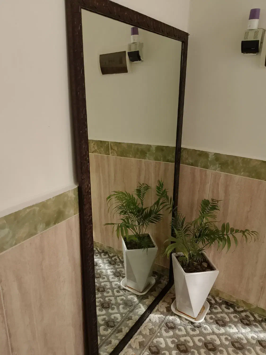 آینه قدی|آینه|صحنه, |دیوار