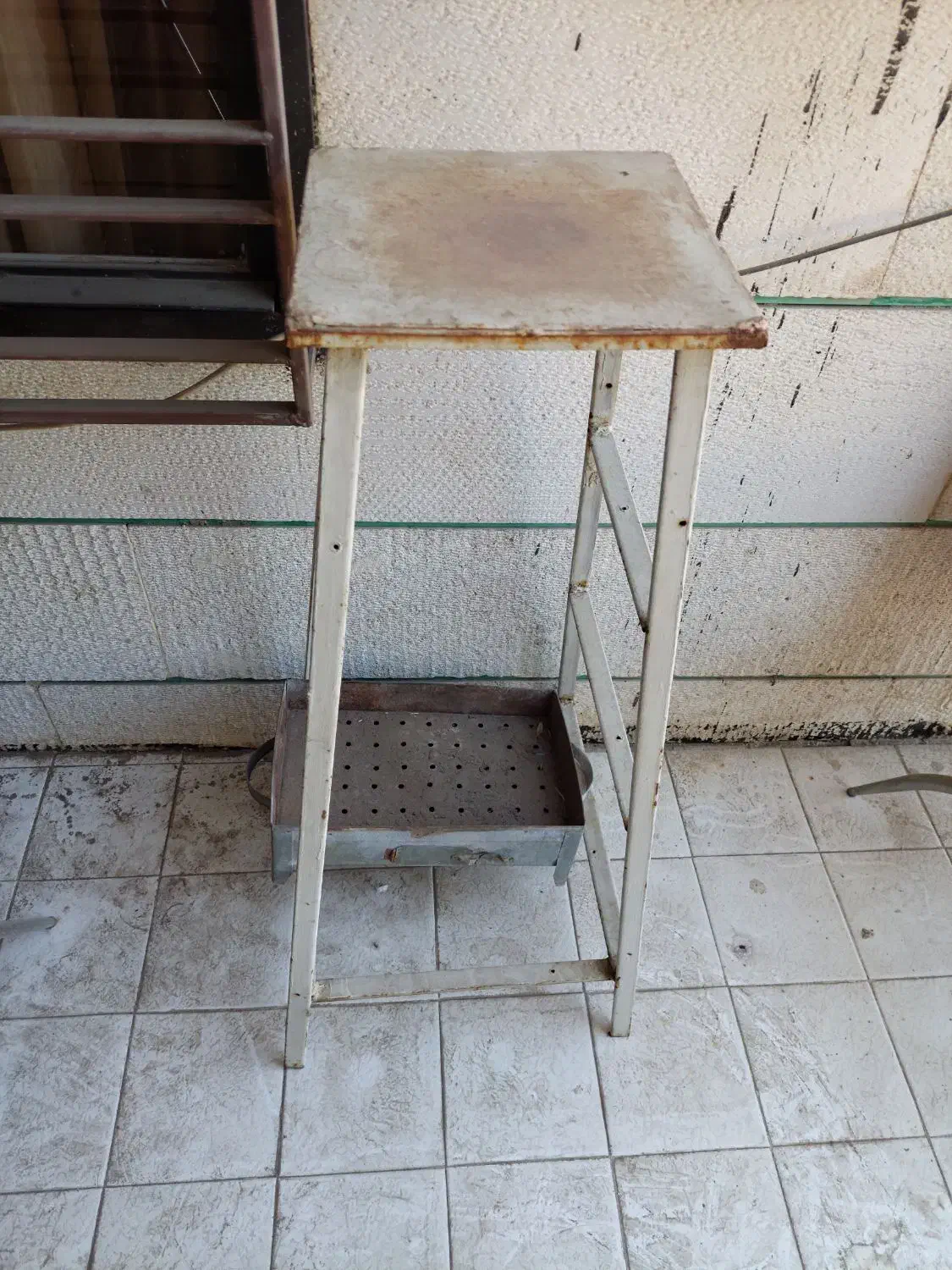 چهار پایه فلزی|صندلی و نیمکت|همدان, |دیوار