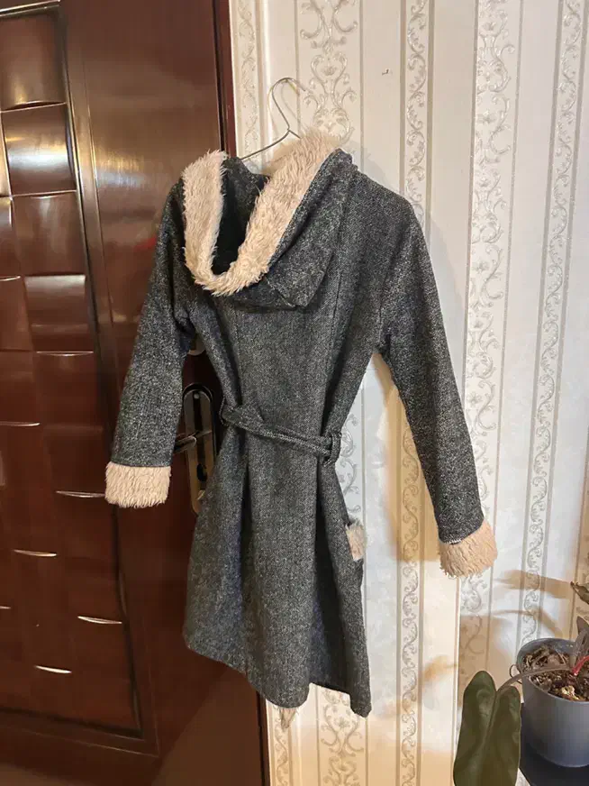 پالتو نو|لباس|مشهد, عامل|دیوار