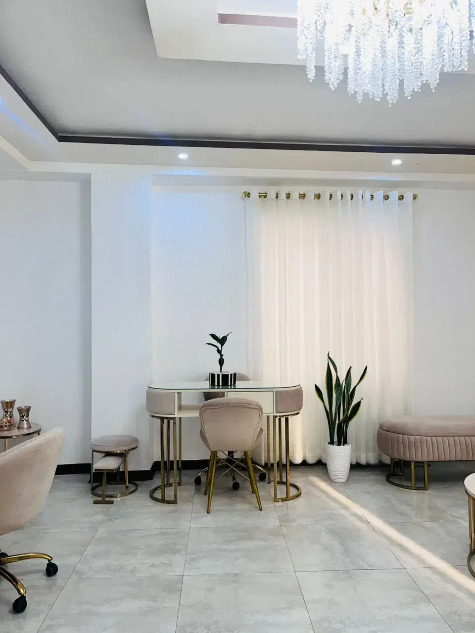 اجاره میز به لاین ناخن|اجارهٔ دفتر کار، اتاق اداری، مطب|رشت, معلم|دیوار