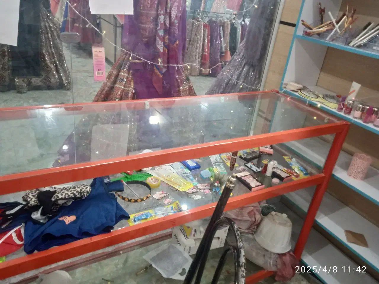 ویترین درحدنوفقط یه شیشه اش شکسته قیمت ۲ملیون|بوفه، ویترین، کنسول|کوار, |دیوار