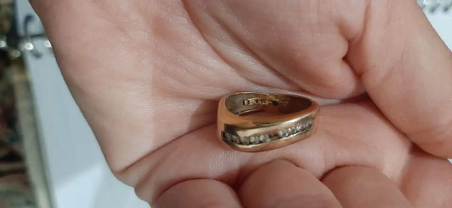 حلقه ازداوج گمشده|اشیا|داراب, |دیوار