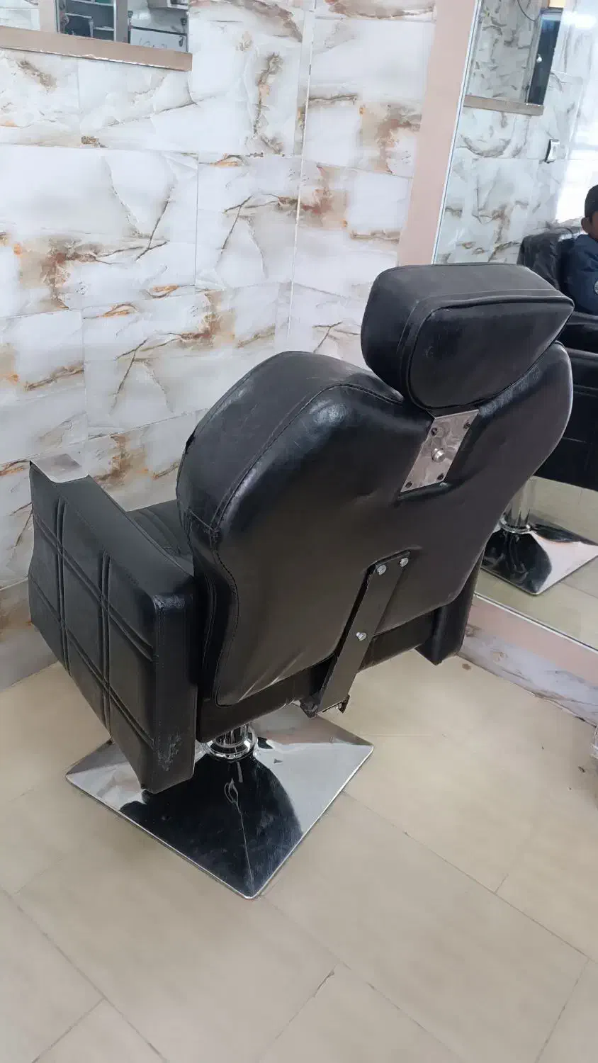 صندلی مردانه در حد نو|آرایشگاه و سالنهای زیبایی|سیب و سوران, |دیوار