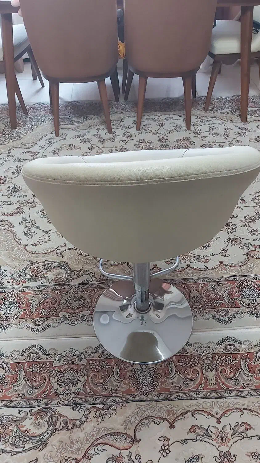 دو عدد صندلی اوپن|صندلی و نیمکت|بندر انزلی, موج شکن|دیوار