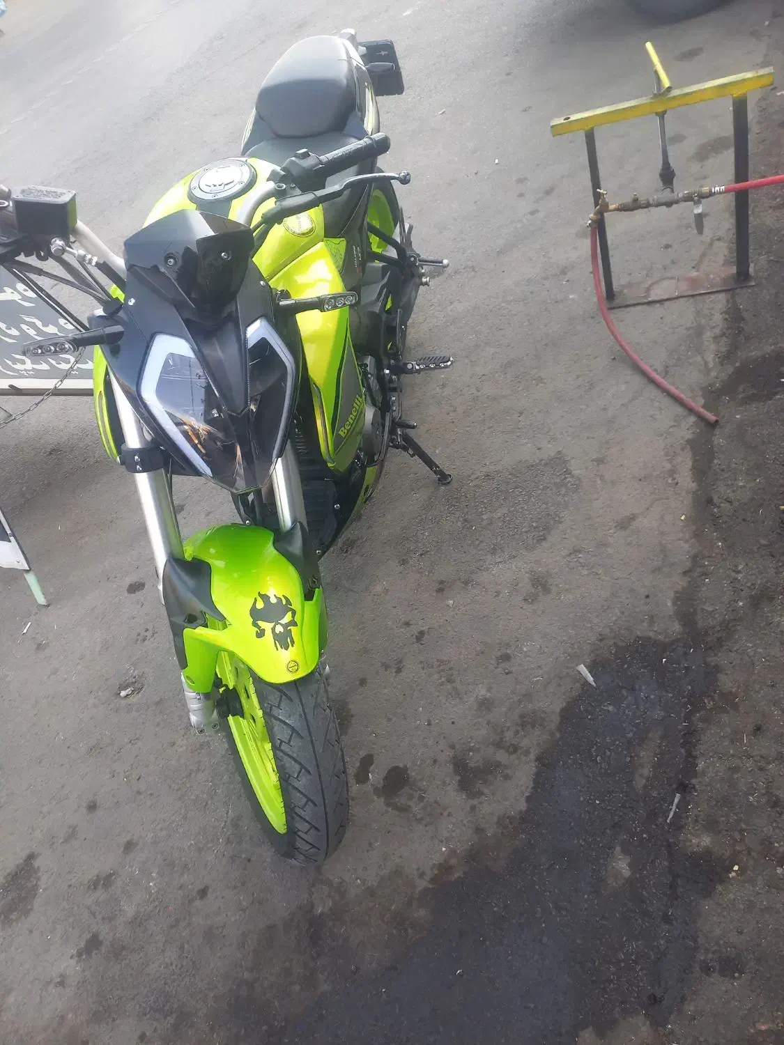 بنلی ۱۸۰ اس|موتورسیکلت|بومهن, |دیوار