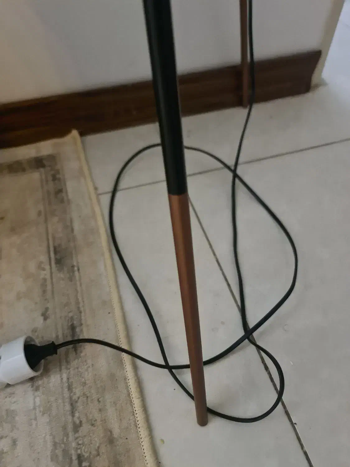 اباژور مشکی مدل نورافکن و سه پایه سفید شید طوسی|چراغ خواب و آباژور|تهران, بوستان چیتگر|دیوار