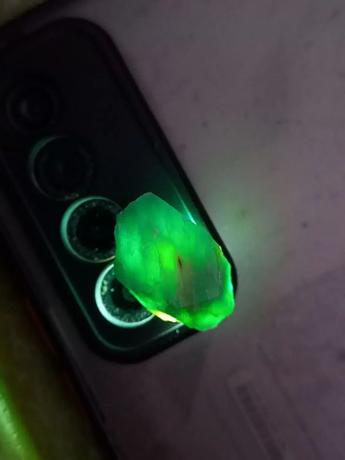 سنگ زمرد از طرفای افغانستان آمده|جواهرات|یزد, |دیوار