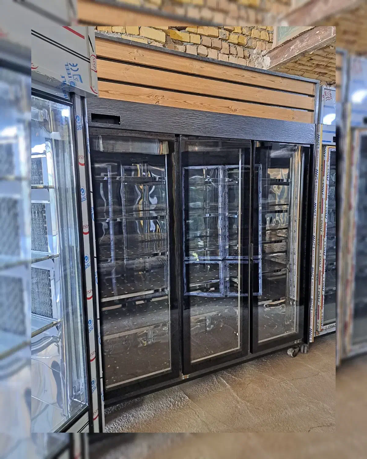 فریزر ایستاده بدنه مشکی داخل استیل لوله مسی|فروشگاه و مغازه|قم, شهرک امام حسین|دیوار