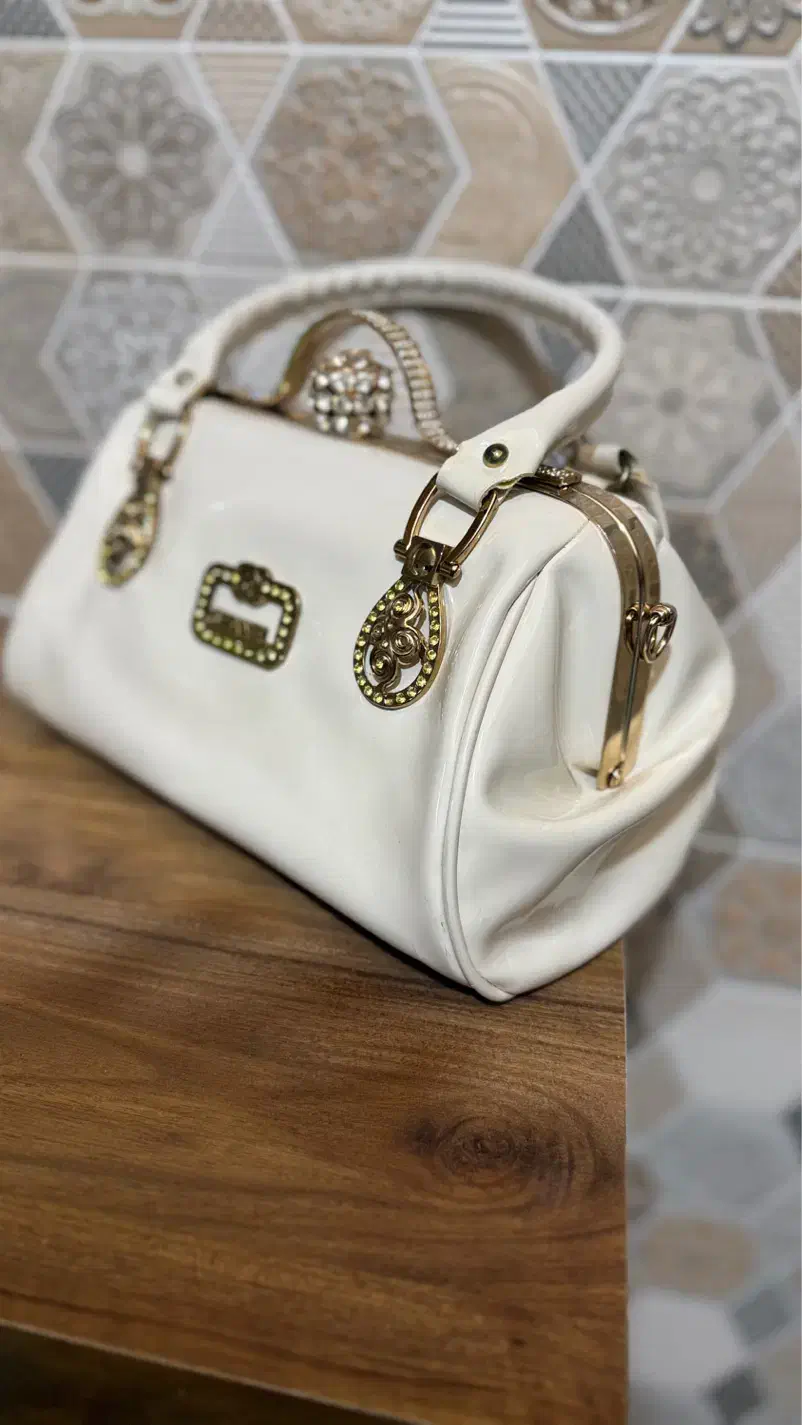 کیف مجلسی|کیف، کفش، کمربند|قم, شاه سید علی|دیوار