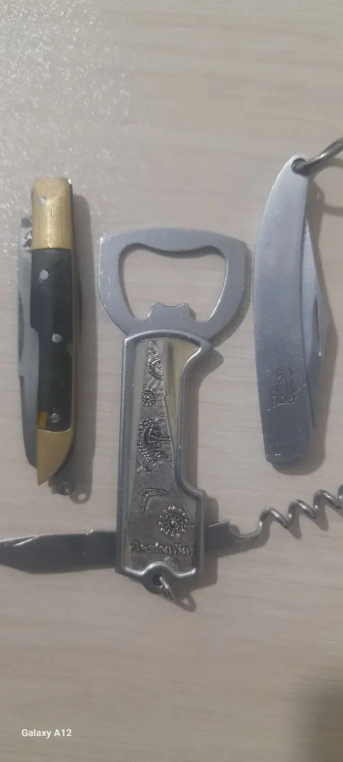 سه عددچاقوخوب ویکیش سه کاره است|کلکسیون اشیاء عتیقه|پرند, فاز ۴|دیوار