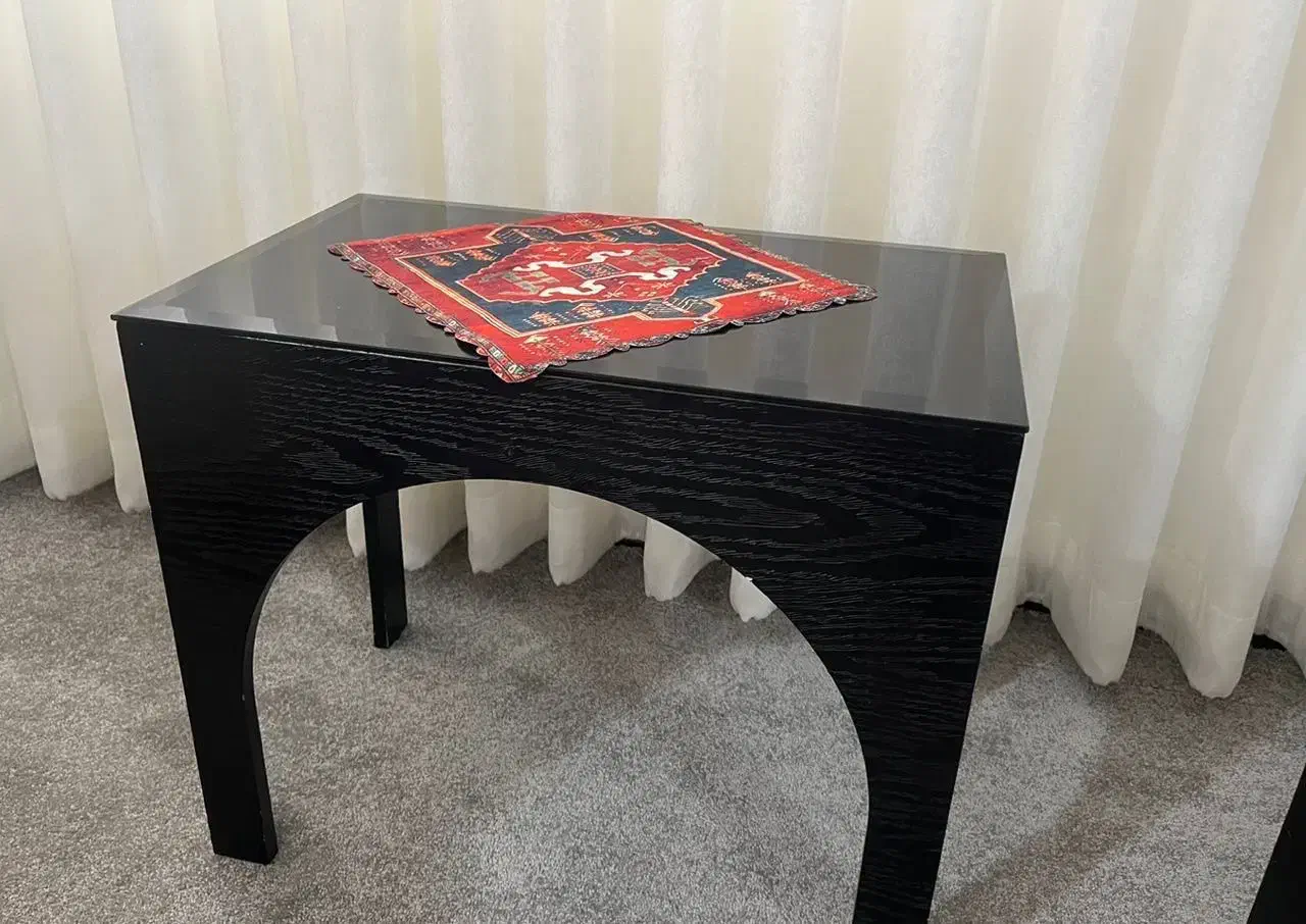 جلو‌مبلی ترک‌ و دو عدد عسلی.|مبلمان خانگی و میز عسلی|جم, |دیوار