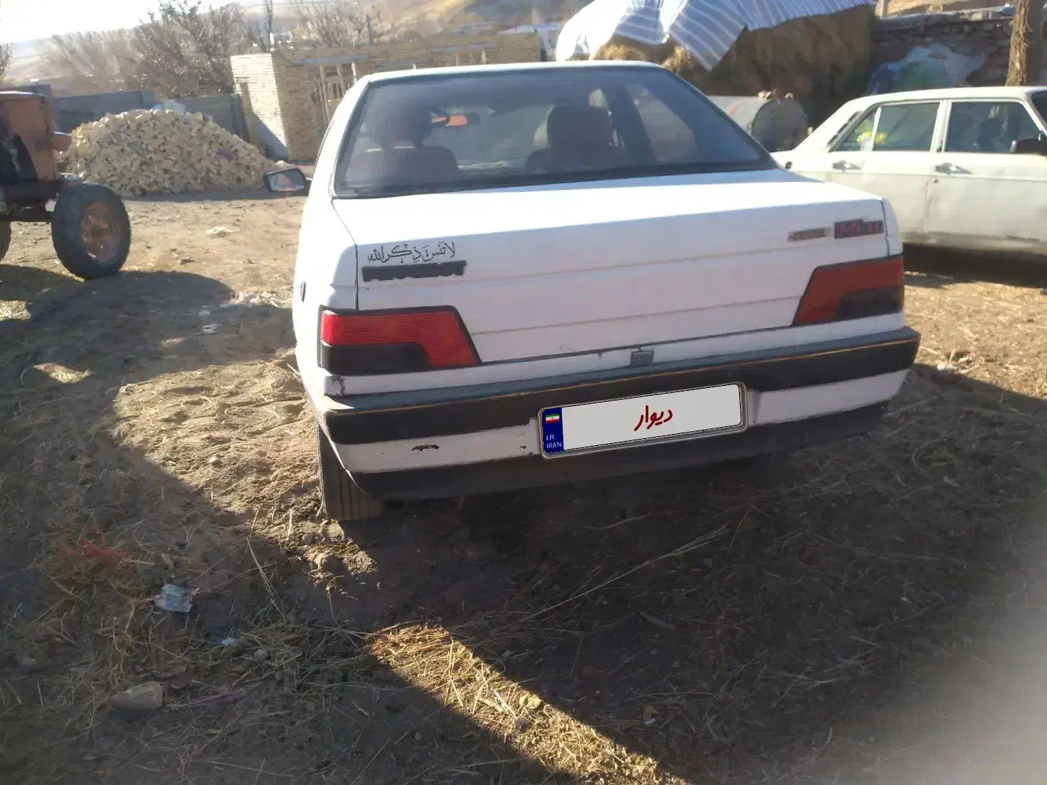 ماشین کاربرات پژو رنگ سفید مدل ۱۳۷۳|خودرو سواری و وانت|سراجو, |دیوار