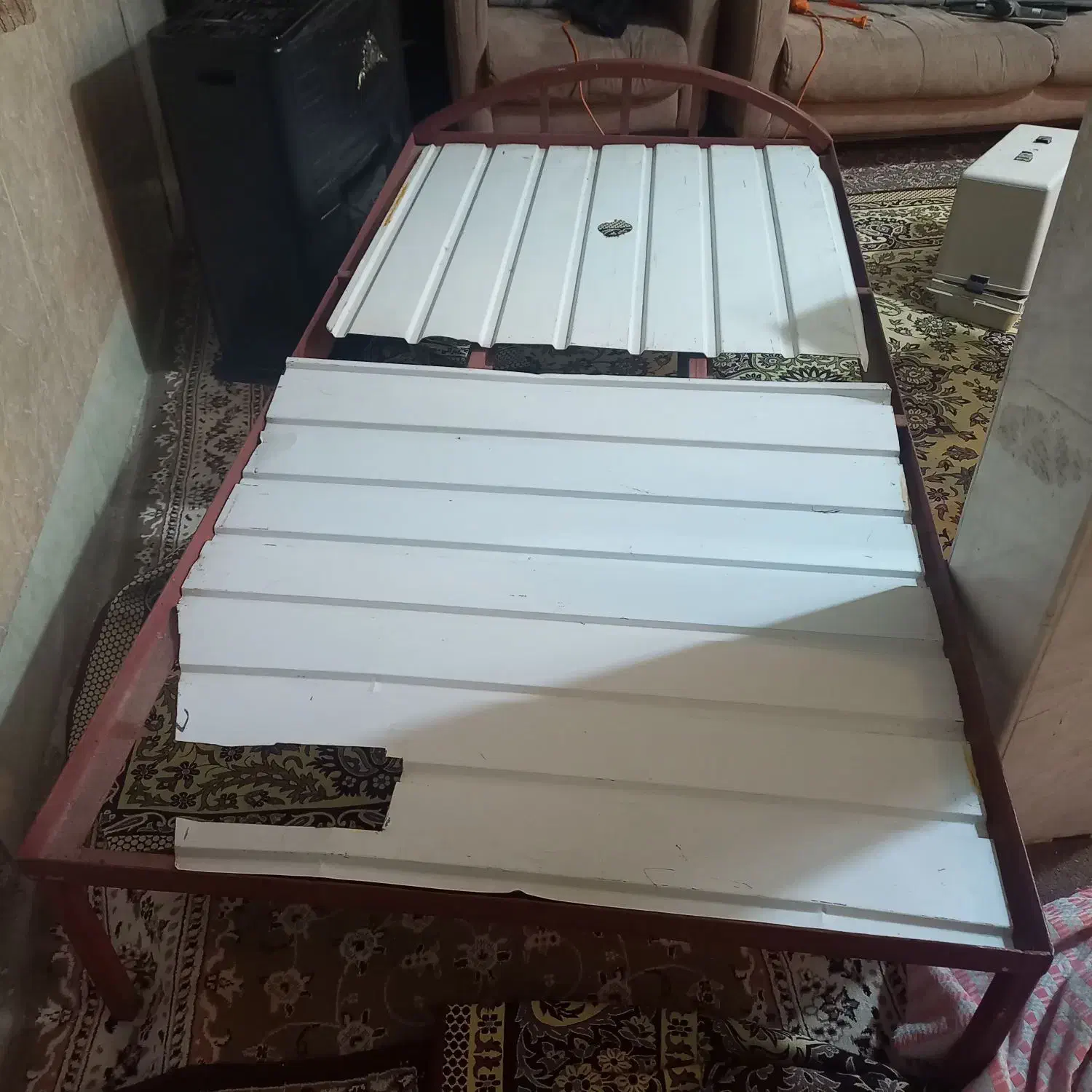 تخت اهنی بسیار محکم سالم نو|تخت و سرویس خواب|قم, سراجه (۱۵ خرداد)|دیوار