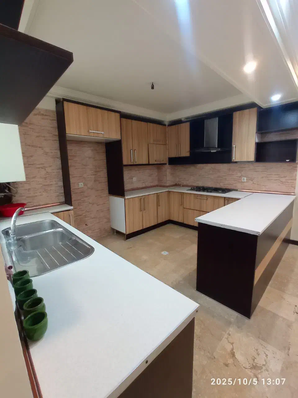 ۶۱متر/۱۰ساله تراورتن/در محله ای ارام /سالن مربع