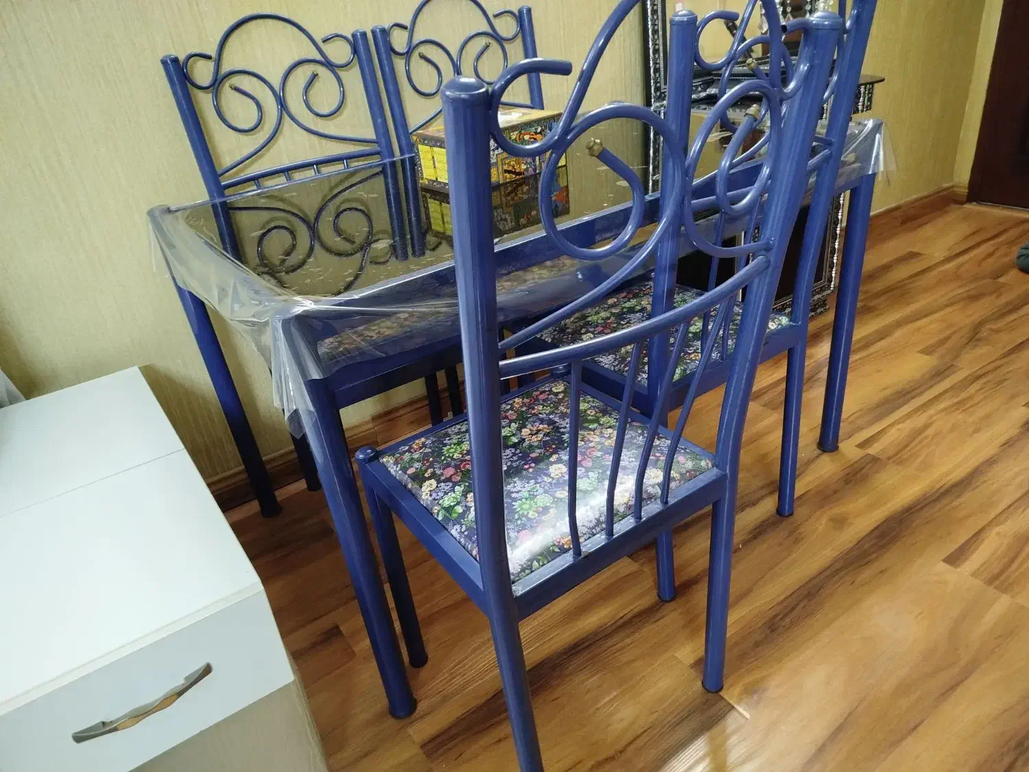 میز و صندلی چهارنفره|میز و صندلی غذاخوری|مشهد, عسگریه|دیوار