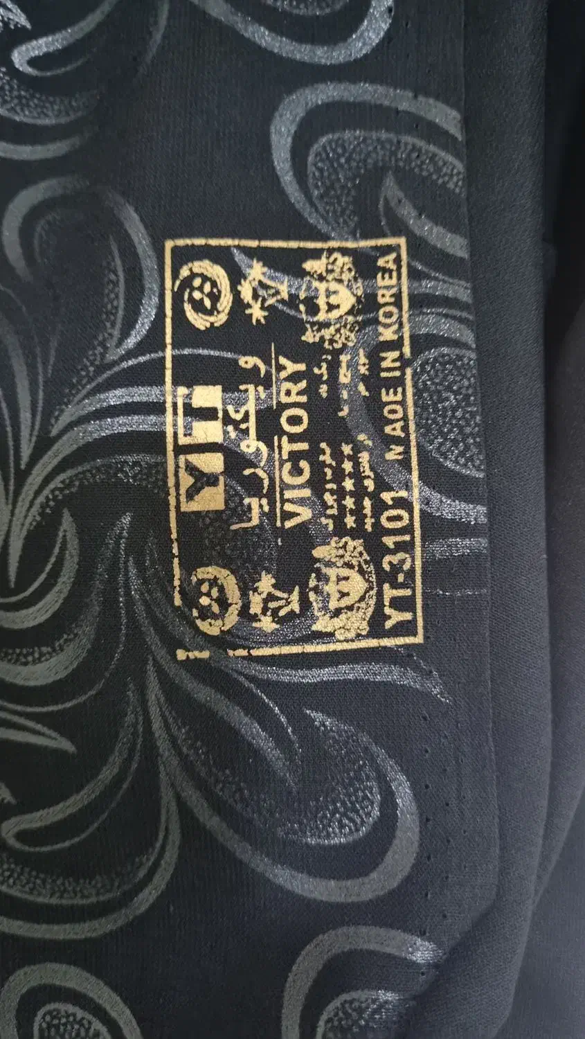 چادر مشکی|لباس|قم, باغ کرباسی|دیوار