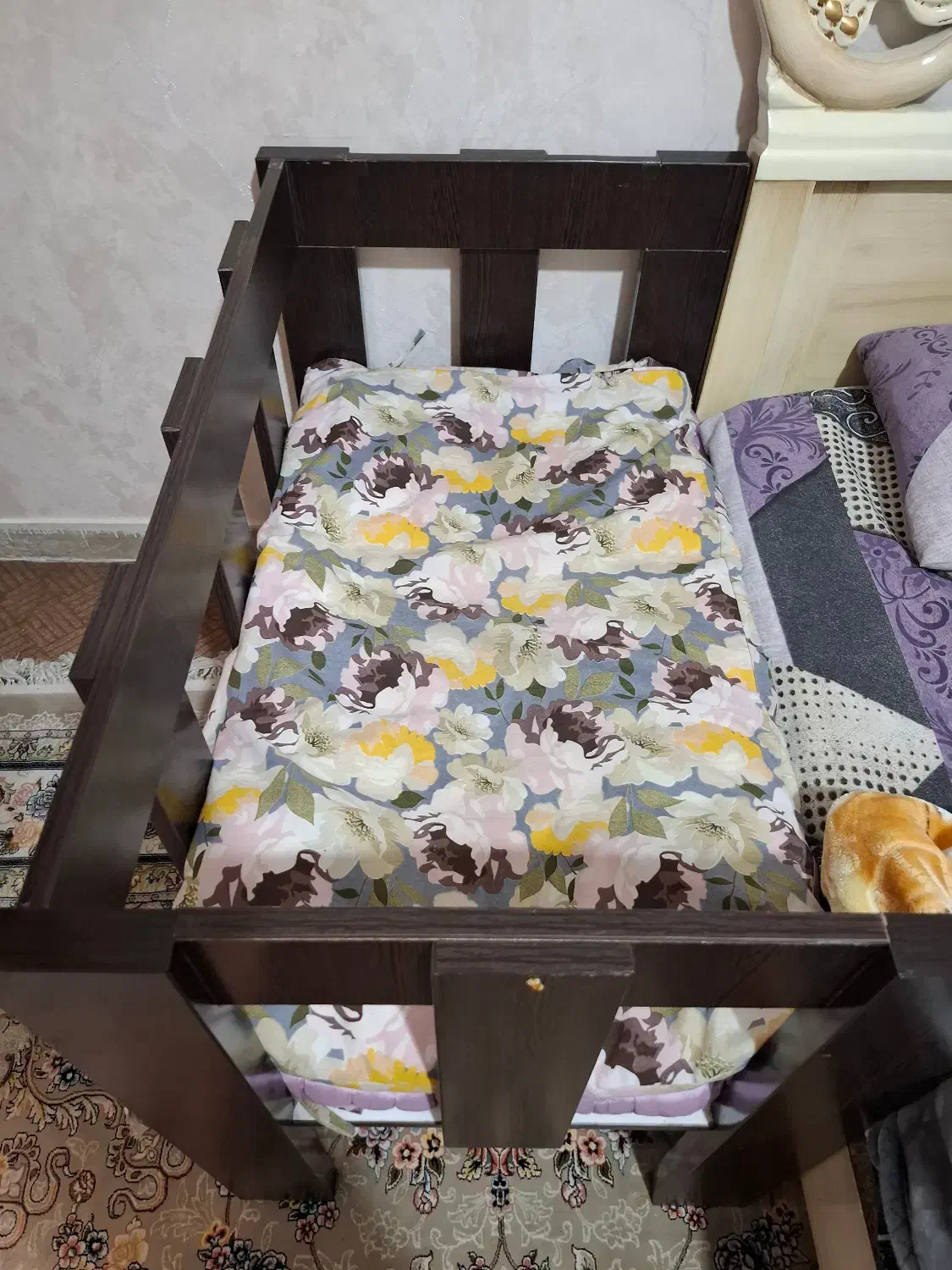 تخت نوزاد کنار تخت مادر|تخت و صندلی بچه|اصفهان, ملک‌شهر|دیوار