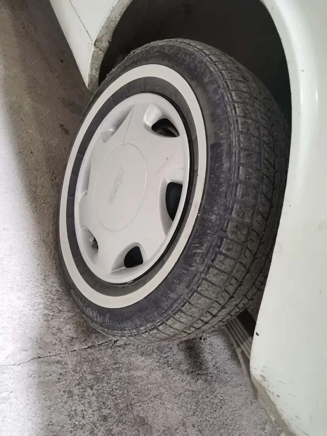 لاستیک دور سفید پیکان|قطعات یدکی و لوازم جانبی|سنندج, |دیوار