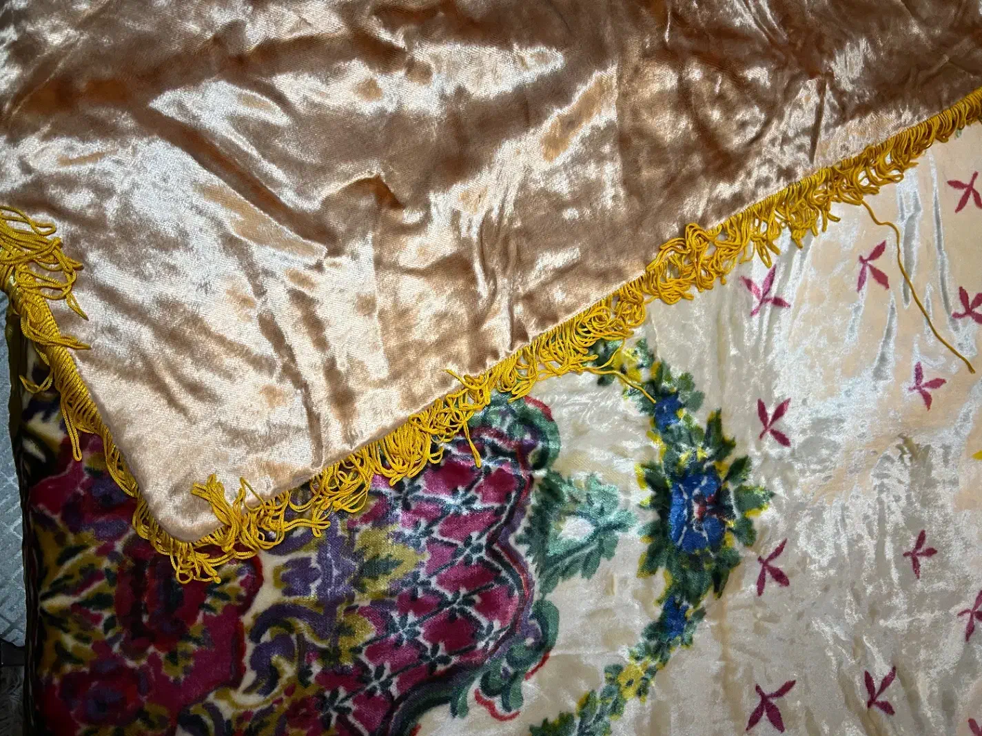 رو تختی قدیمی- نو|رختخواب، بالش، پتو|رویان, |دیوار