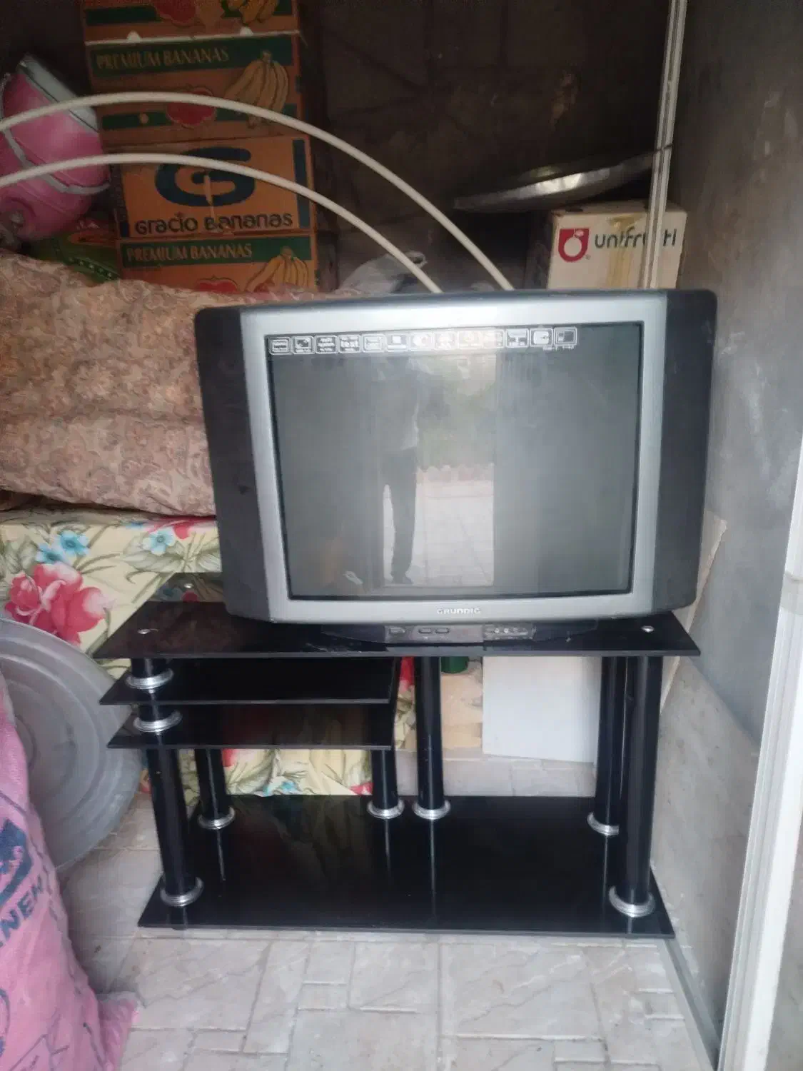 تلویزیون رنگی 29اینچ و میز|تلویزیون و پروژکتور|گلمکان, |دیوار