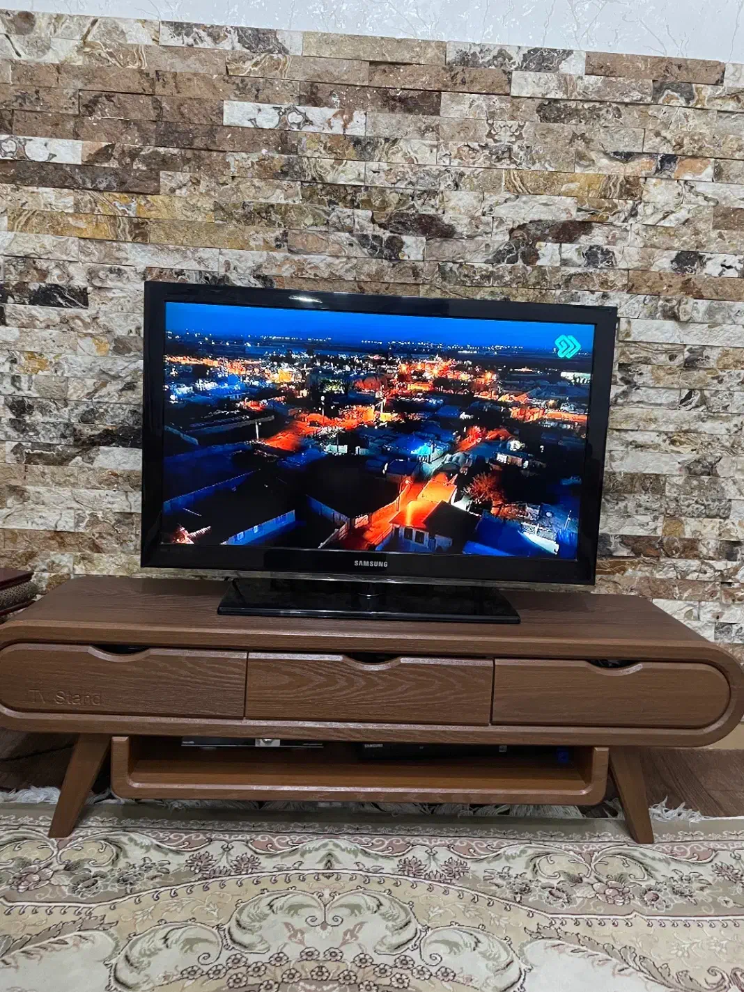 تلوزیون سامسونگ ۳۸ سالم با میز چوب در حد نو|تلویزیون و پروژکتور|تهران, نیروی هوایی (پیروزی)|دیوار