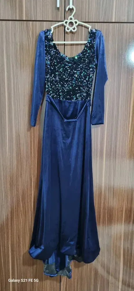 لباس مجلسی|لباس|صومعه‌سرا, |دیوار