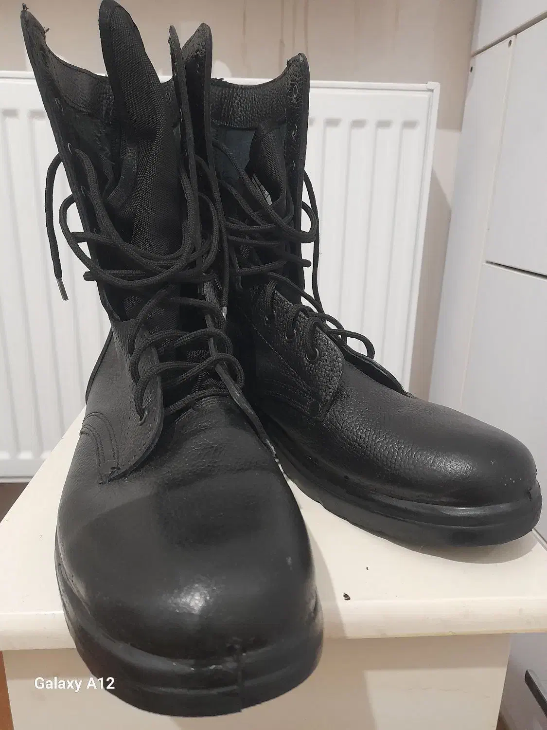 پوتین سربازی|کیف، کفش، کمربند|میانه, |دیوار