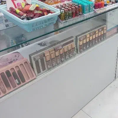 میزبساط جلو در|کتابخانه، شلف، قفسه‌های دیواری|قشم, |دیوار