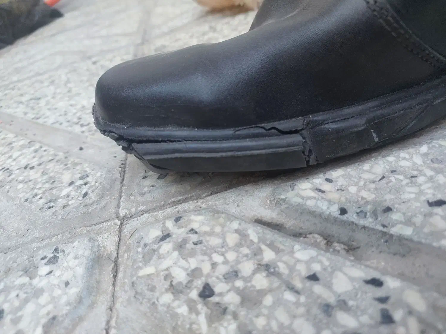 پوتین نظامی وپوتین سربازی|کیف، کفش، کمربند|نیشابور, سرآب کوشک|دیوار