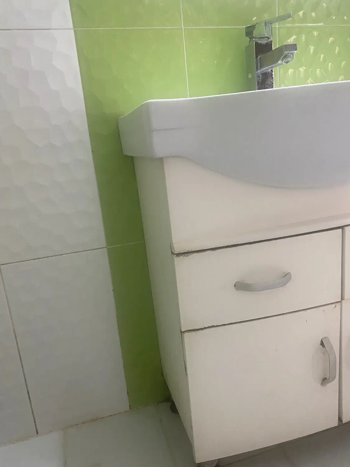 روشویی کمددار همراه با شیر آب|لوازم سرویس بهداشتی|آمل, |دیوار